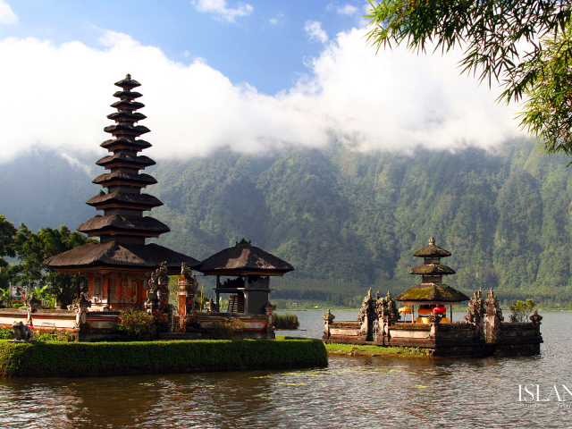 Храм на фоне гор на Бали