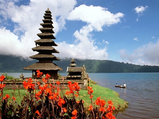 Храм на побережье Бали