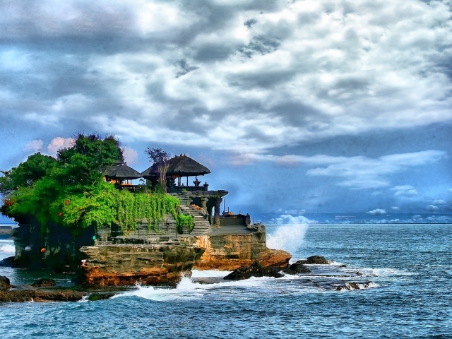 Храм на острове у берега Бали