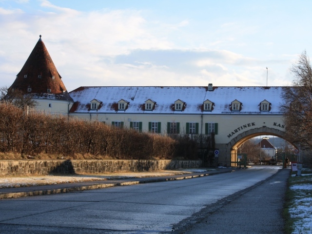 Здание с аркой на курорте Баден, Австрия