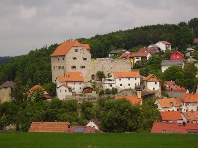 Замок в городе Лэнгенфельд, Австрия