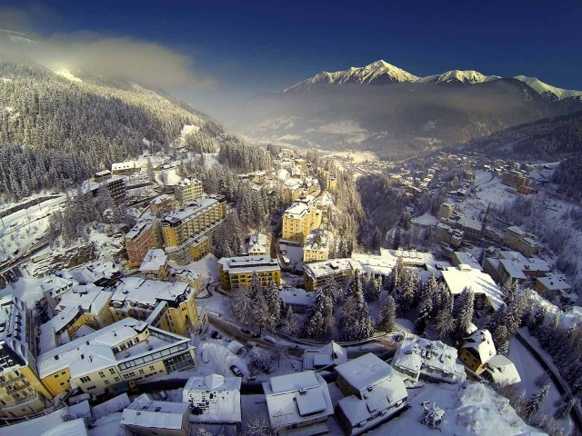 Город среди Альп на курорте Бад Хофгастайн, Австрия