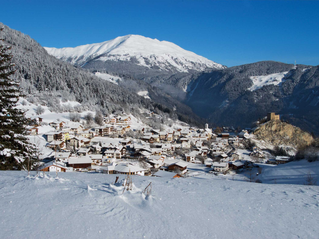 Город на фоне гор на горнолыжном курорте Серфаус, Австрия