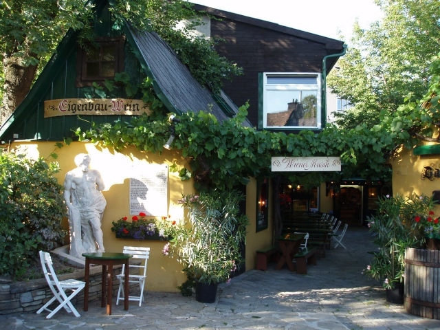 Уютное кафе в городе Нойштифт, Австрия