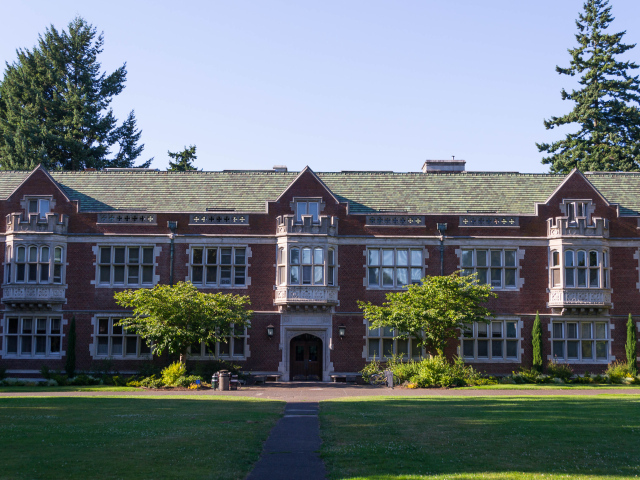 Эллиот Холл на курорте Бад Халль, Австрия