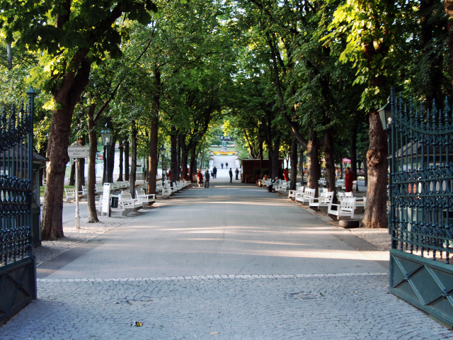 Вход в парк на курорте Баден, Австрия