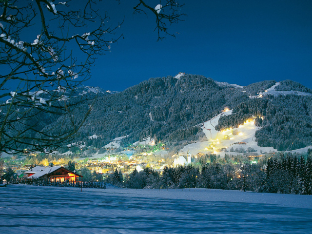 Вечерние огни на курорте Китцбюэль, Австрия