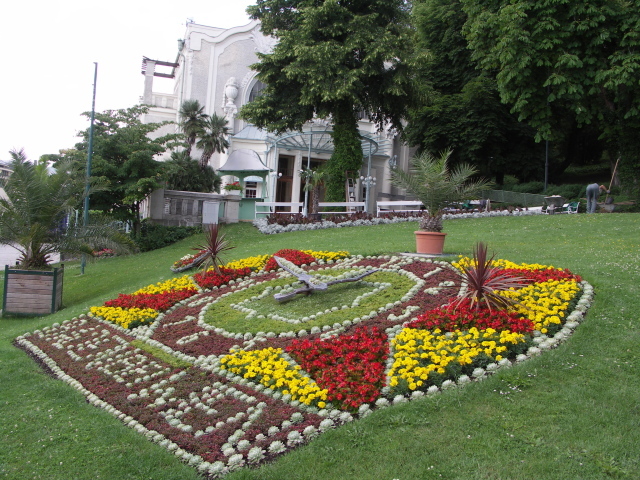 Цветочные часы на курорте Баден, Австрия