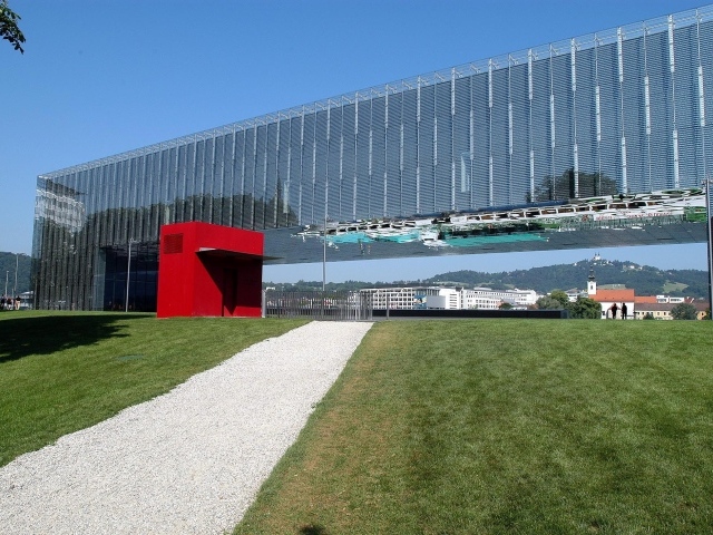 Стеклянное здание в городе Линц, Австрия