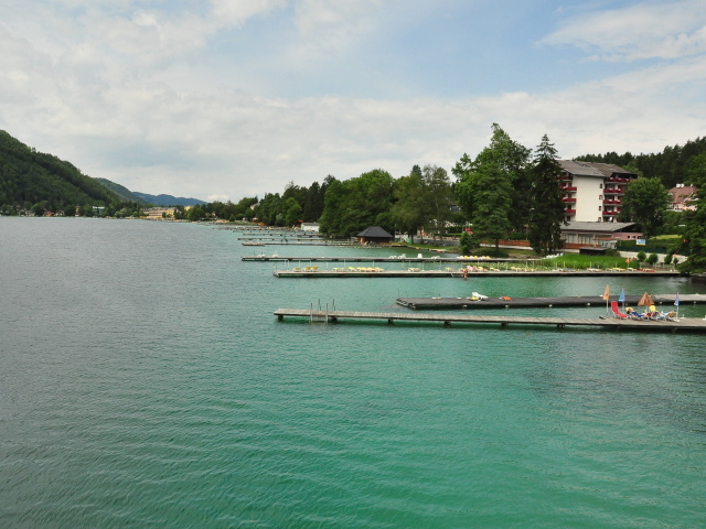 Зеленая вода на озере Клопайнер Зее, Австрия