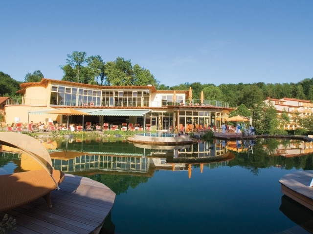 Бассейн в отеле на курорте Бад Лойперсдорф, Австрия