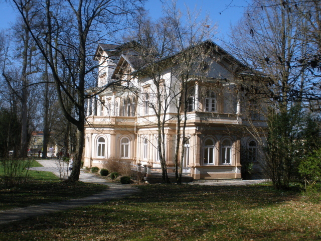 Дом в парке на курорте Бад Халль, Австрия