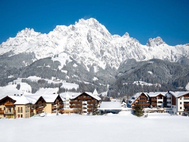 Дома на фоне гор на горнолыжном курорте Заальбах Хинтерглем, Австрия