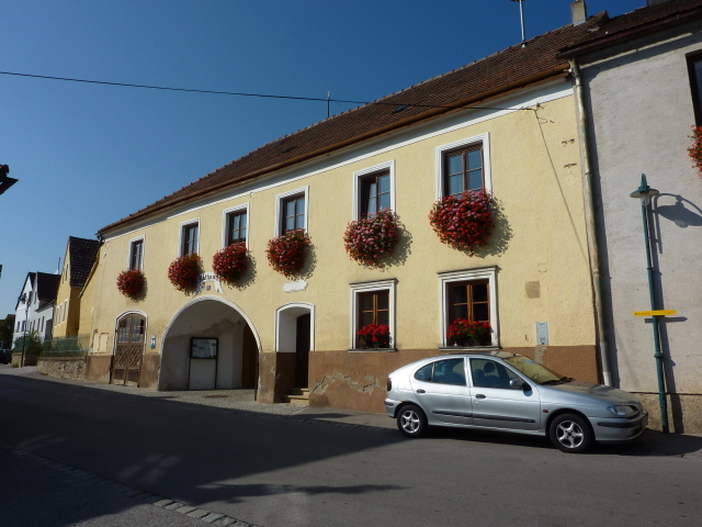 Дом с цветами в городе Лэнгенфельд, Австрия