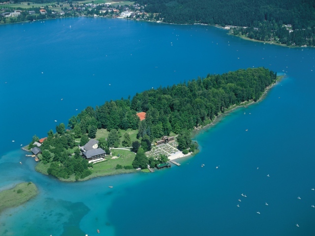 Остров на озере на курорте Фаакер-Зее, Австрия