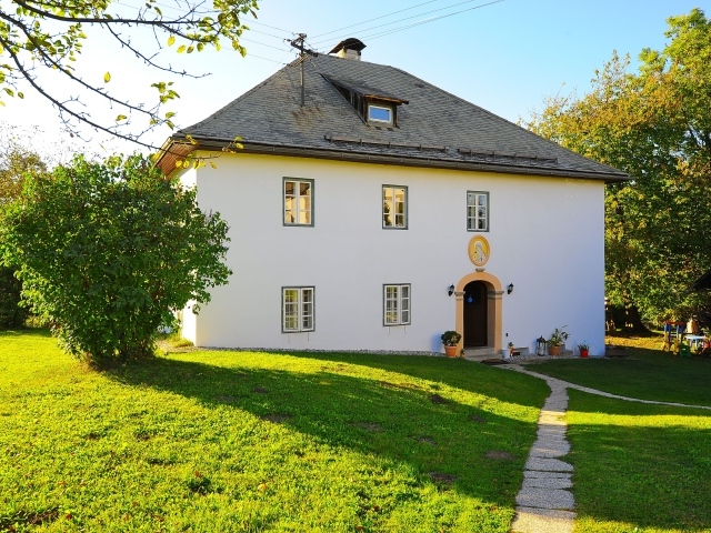 Лужайка перед домом на курорте Фаакер-Зее, Австрия