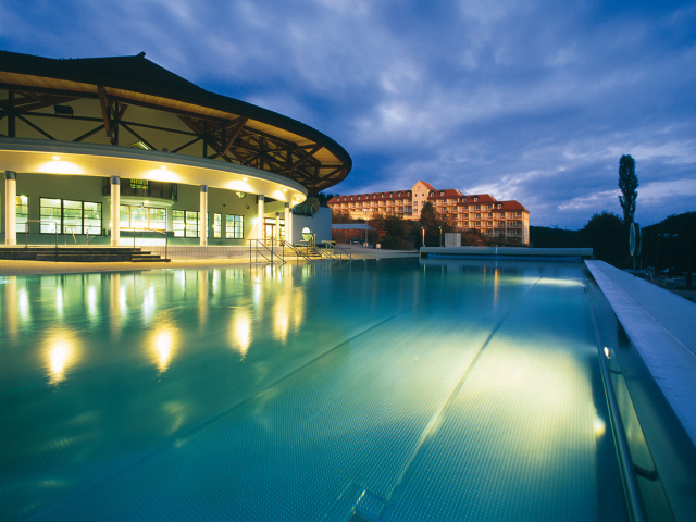 Роскошный бассейн на курорте Бад Татцмансдорф, Австрия