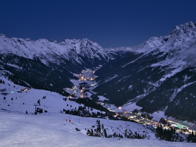 Ночные огни на горнолыжном курорте Лех, Австрия