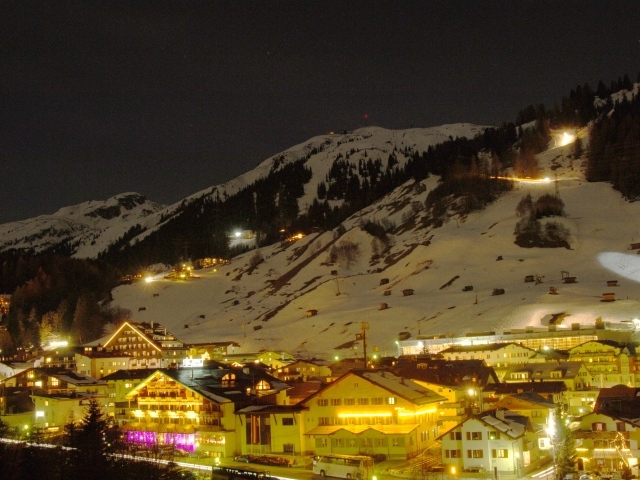 Ночные огни на горнолыжном курорте Сант Антон, Австрия