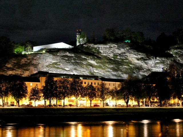 Ночная подсветка в городе  Зальцбург, Австрия