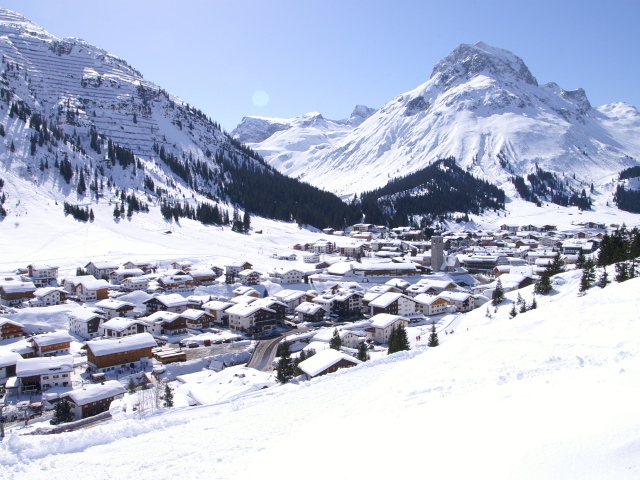 Панорама города на горнолыжном курорте Лех, Австрия