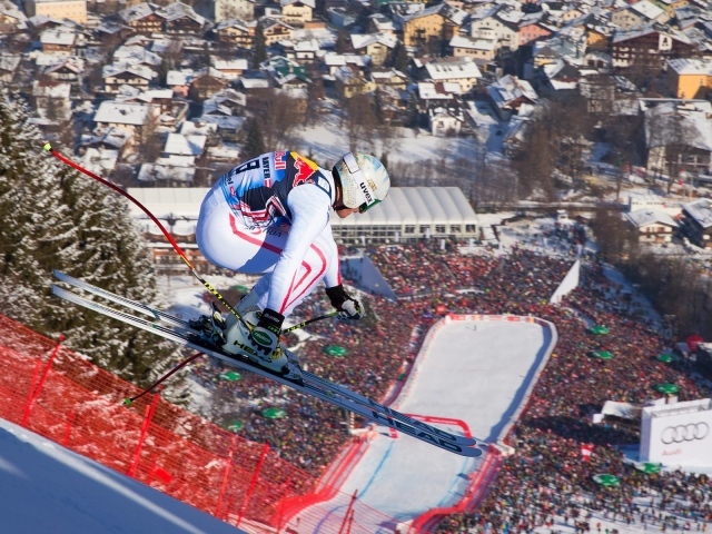 Лыжник на трассе на курорте Китцбюэль, Австрия