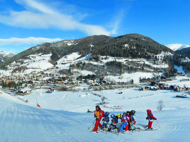 Катание на лыжах на горнолыжном курорте Бад Кляйнкирххайм, Австрия