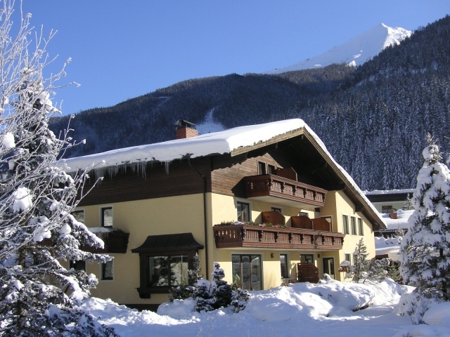 Заснеженная гостиница на курорте Бад Хофгастайн, Австрия
