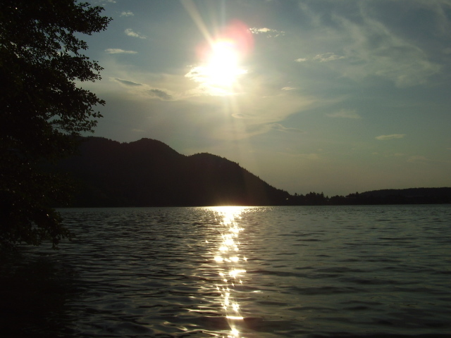 Солнце над водой озера Клопайнер Зее, Австрия