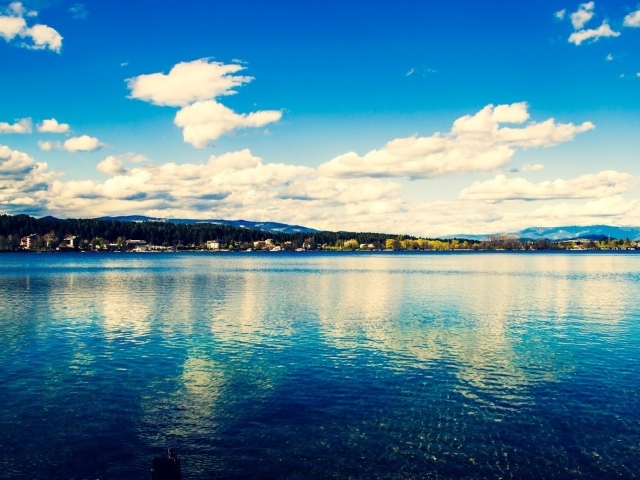 Водная гладь озера Клопайнер Зее, Австрия