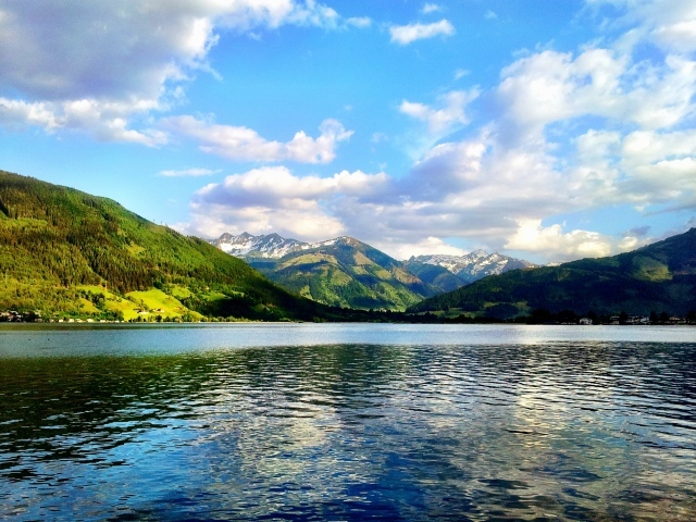 Водная гладь озера на курорте Цель-ам-Зее, Австрия