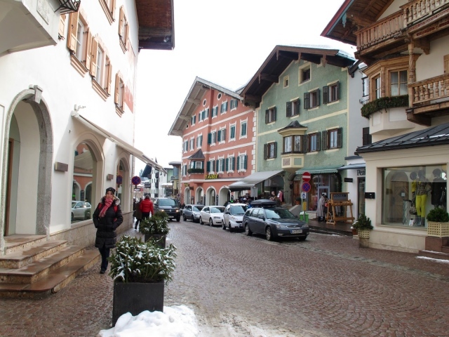 Прогулка по улице на курорте Китцбюэль, Австрия