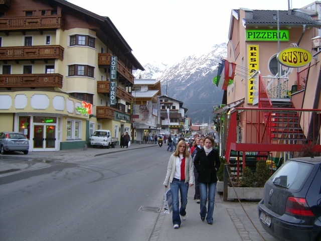 Прогулка по улице на горнолыжном курорте Зёльден, Австрия