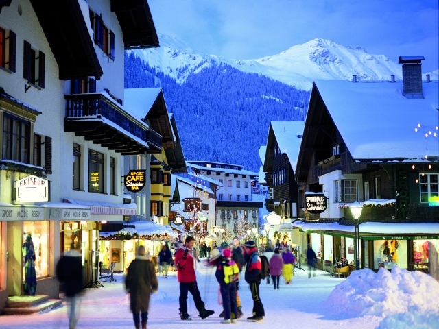 Прогулка по улице на горнолыжном курорте Сант Антон, Австрия