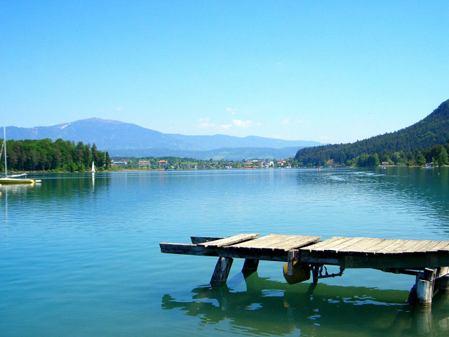 Деревянный причал на озере Клопайнер Зее, Австрия