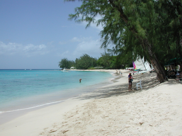 Люди отдыхают на пляже в Барбадосе