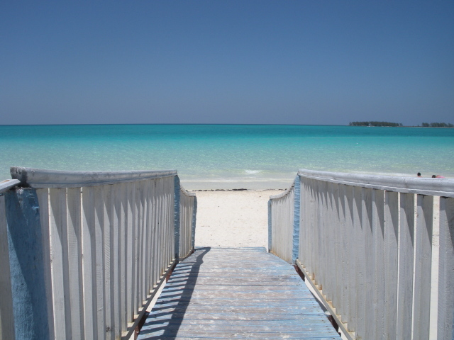 Спуск на пляж на курорте Кайо Гильермо, Куба