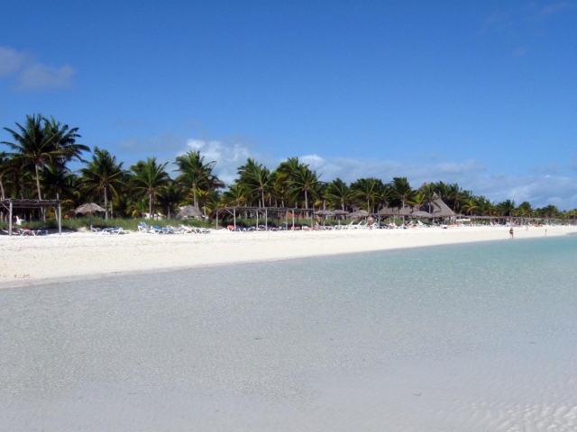 Бескрайний пляж на курорте Кайо Гильермо, Куба