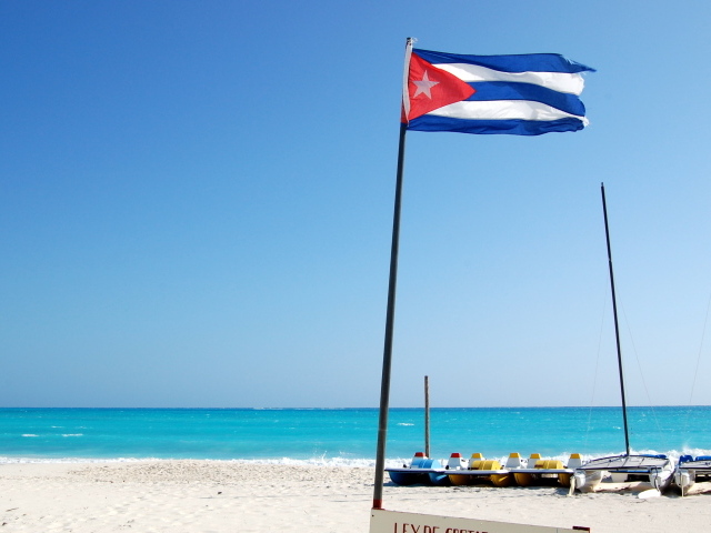 Флаг Кубы на пляже на курорте Кайо Ларго, Куба