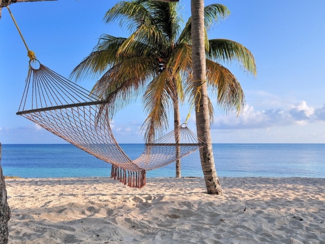 Гамак на пляже на курорте Гуардалавака, Куба