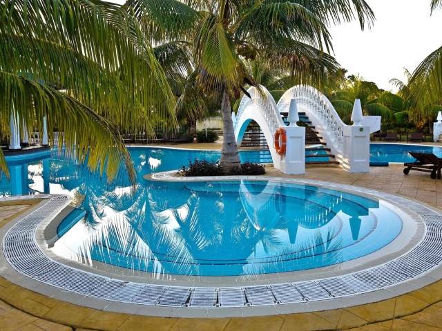 Бассейн в отеле на курорте Кайо Энсеначос, Куба