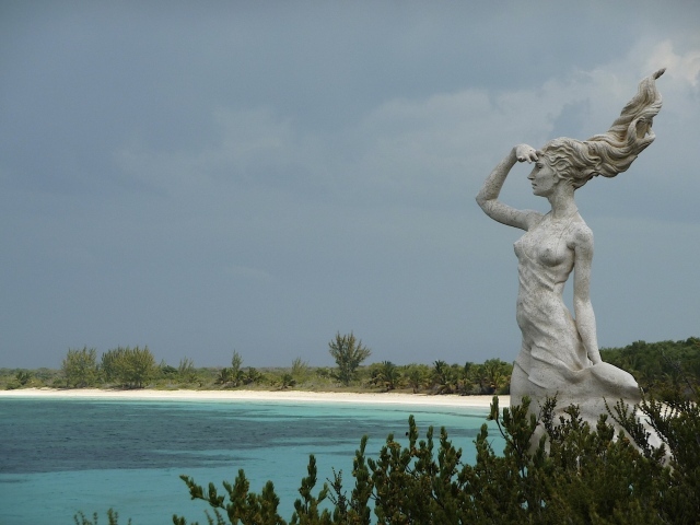 Статуя на побережье на курорте Кайо Энсеначос, Куба