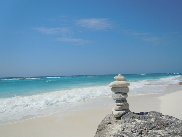 Камни на пляже на курорте Кайо Ларго, Куба