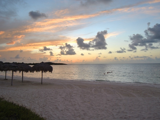 Закат на пляже на курорте Кайо Энсеначос, Куба