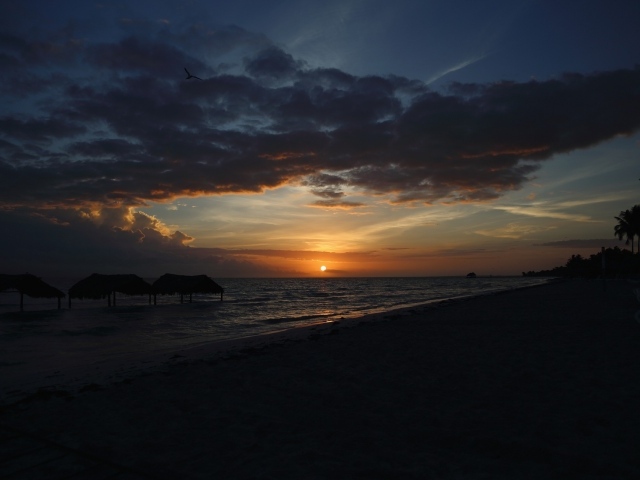Закат на пляже на курорте Кайо Гильермо, Куба