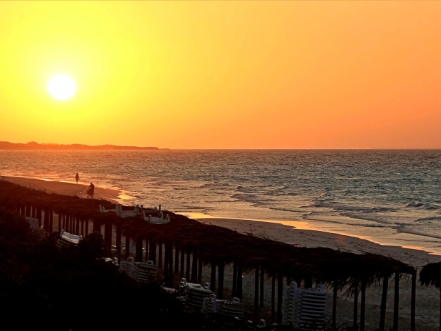 Закат над пляжем на курорте Кайо Санта Мария, Куба