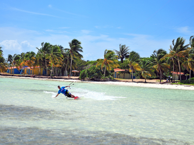 Катание на водных лыжах на курорте Кайо Гильермо, Куба