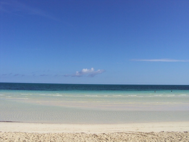 Белый песок на пляже на курорте Кайо Коко, Куба