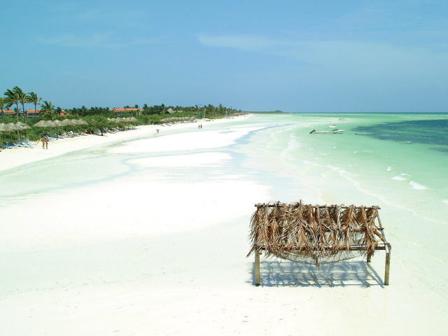 Белый песок на пляже на курорте Кайо Гильермо, Куба