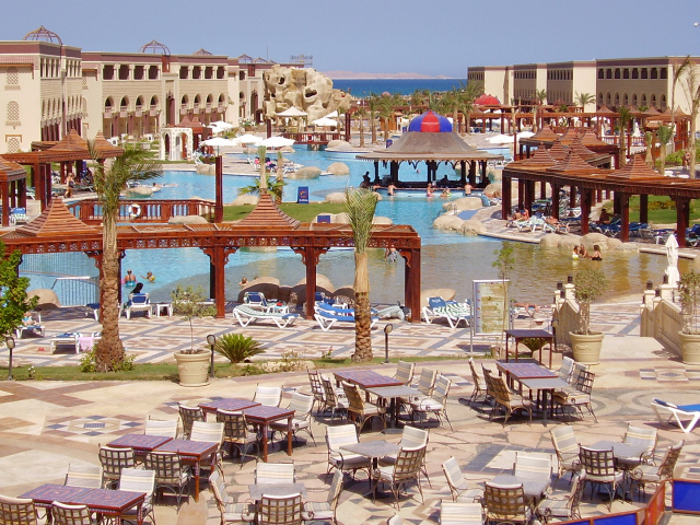 Кафе на побережье на курорте Хургада, Египет